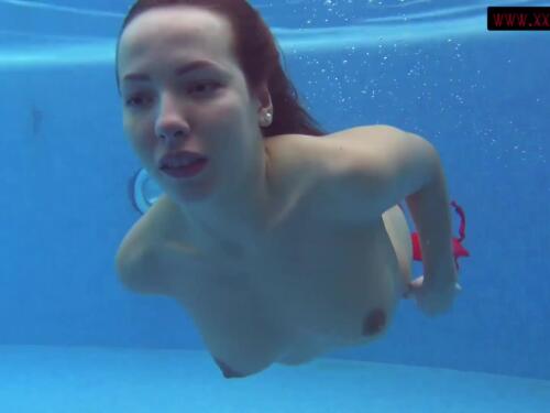 18-letnia Mia pływa nago w basenie w swoim pierwszym teledysku